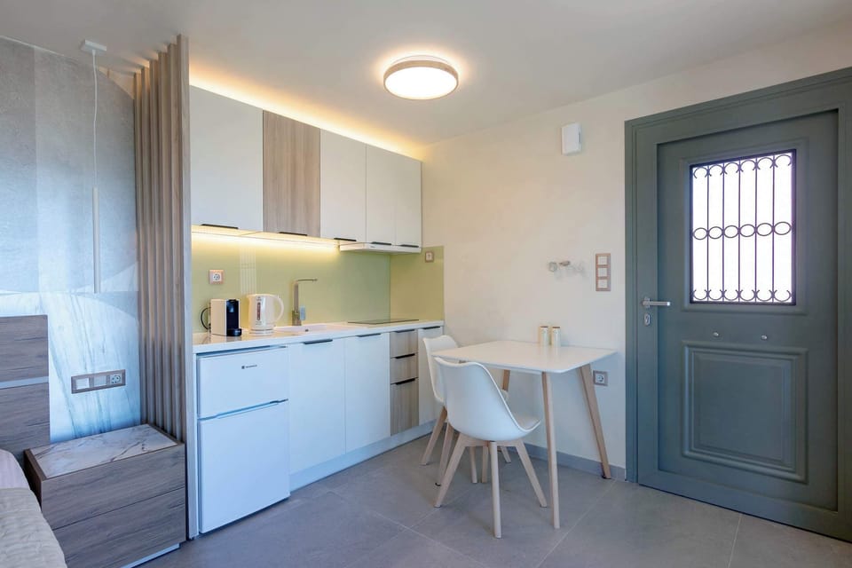 Open-Plan Kitchen and Dining Area with Modern Design
Fully equipped kitchen seamlessly connected to a dining space, featuring contemporary finishes and everything needed for comfortable indoor living.