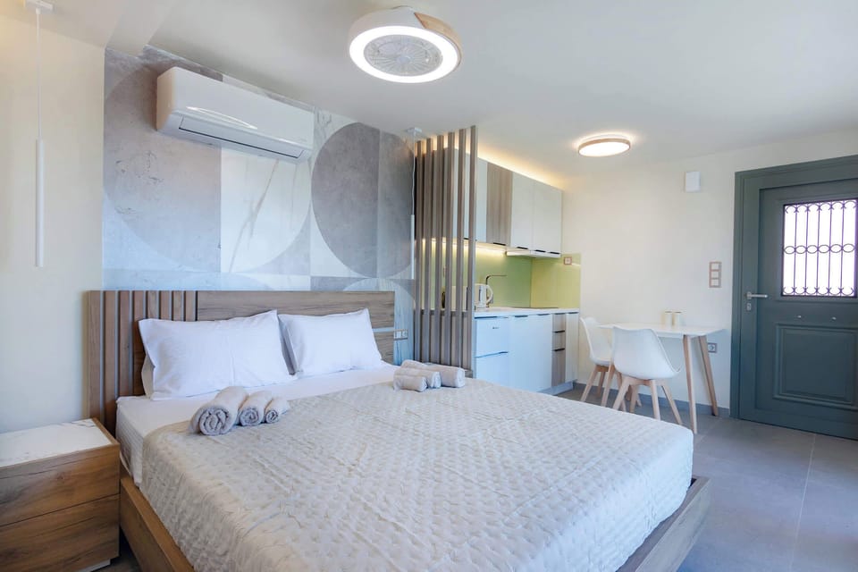 Cozy Bedroom with Soft Tones and Relaxing Atmosphere
Inviting bedroom designed with neutral colors, a plush double bed, and warm lighting, offering a peaceful environment ideal for unwinding after a day in the sun.