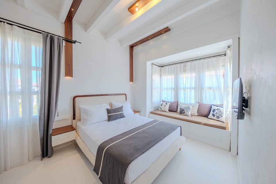 Luxury Double Room, Non Smoking, Pool View | Desk, free WiFi