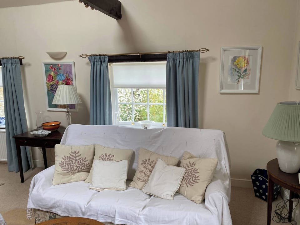 Apartment, 2 Bedrooms | Living area