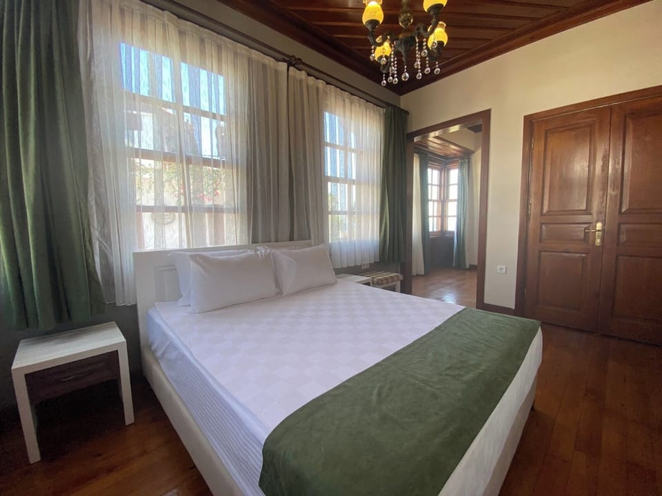 Double Room, Balcony | Minibar, in-room safe, soundproofing, travel crib
