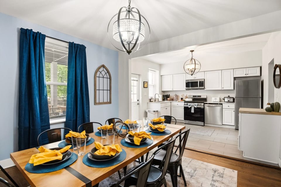 Dining Room: Enjoy a side of stunning views and natural light with every meal you serve.