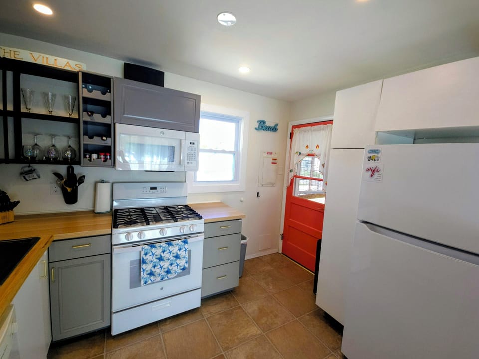 kitchen, fully equipped. microwave, gas range, keurig, dishwasher, refrigerator.