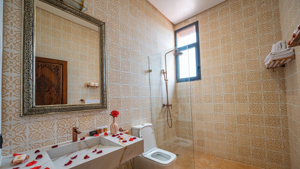 Junior Suite, 1 Bedroom | Bathroom | Shower, free toiletries, towels, soap