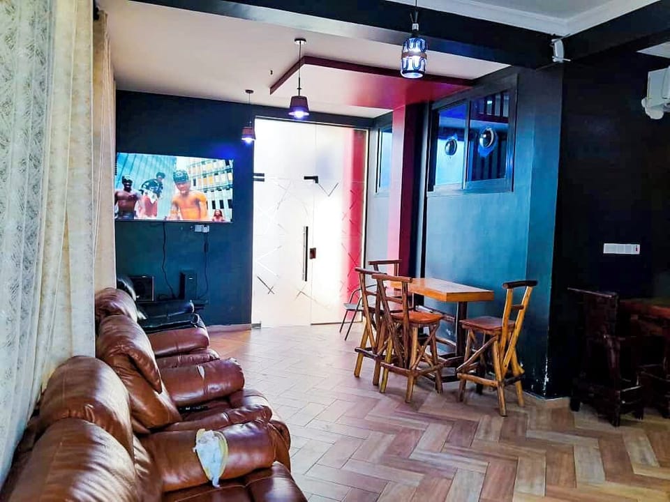 Executive Suite | Desk, laptop workspace, free WiFi