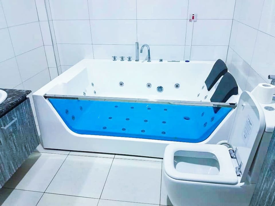 Executive Suite | Bathroom | Combined shower/tub, free toiletries, hair dryer, towels