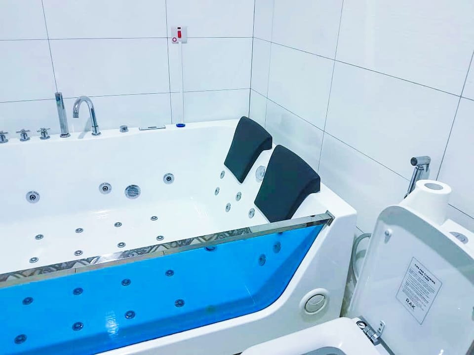 Executive Suite | Bathroom | Combined shower/tub, free toiletries, hair dryer, towels