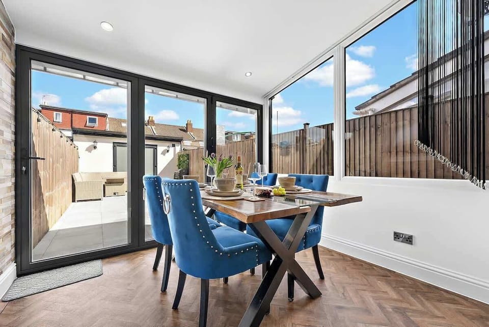 Gather the family in the open living and dining spaces at Blue Puffin Stays. Share a delicious meal, swap stories from your day exploring the country side, and enjoy relaxed, quality time together in comfort.