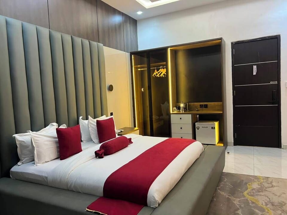 Twin Room, City View | Laptop workspace, soundproofing, free WiFi, bed sheets