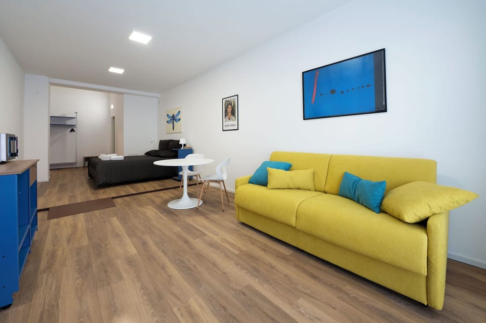 Standard Room, 1 Queen Bed with Sofa bed, Microwave | Living area
