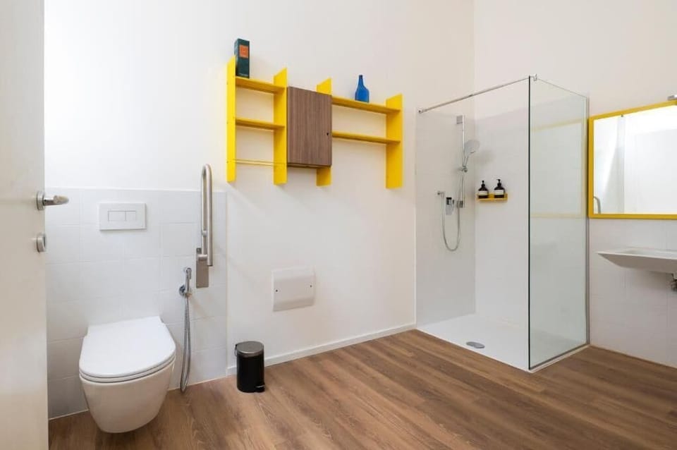 Standard Double Room, Mobility Accessible | Bathroom | Shower, free toiletries, hair dryer, towels