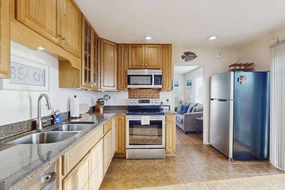 Channel your inner chef in a fully equipped kitchen with granite counters and stainless steel appliances — pick up fresh seafood from Spud Point Crab Company and cook like a local.