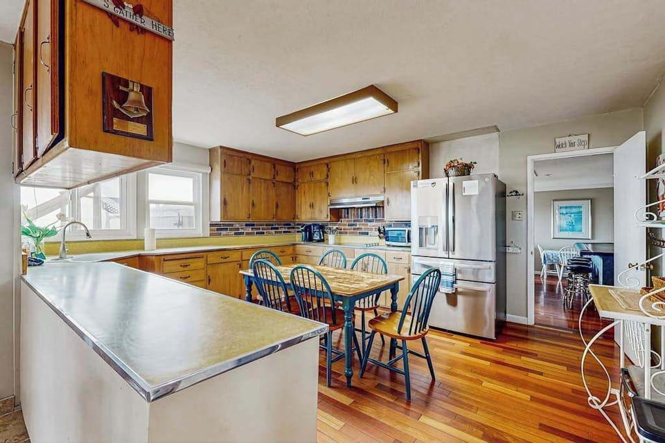 Cook up fresh Bodega Bay seafood in your fully equipped kitchen with stainless steel appliances and an eat-in breakfast nook.