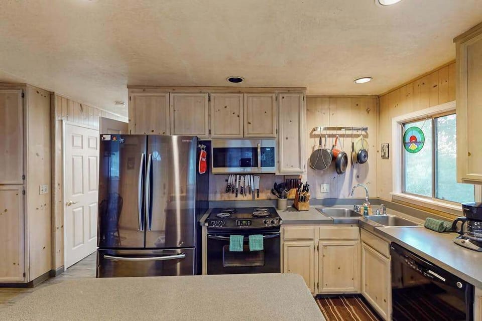 Everything you need to channel your inner chef — a pro-style knife rack, quality cookware, and full-size appliances for your wine country dinner party.