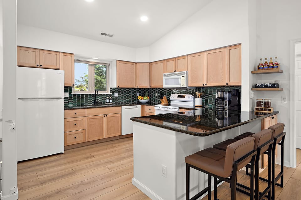 Fully Equipped Chef's Kitchen, Granite, Bar Seating, Coffee Bar, Cook Together
