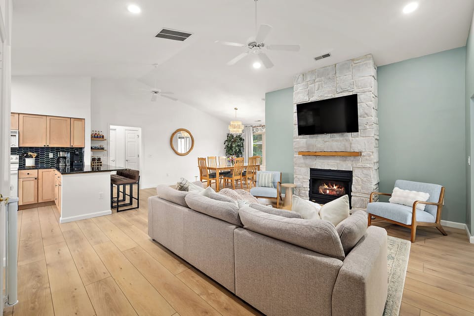 Stone fireplace, open layout, smart TV: your family's favorite room awaits