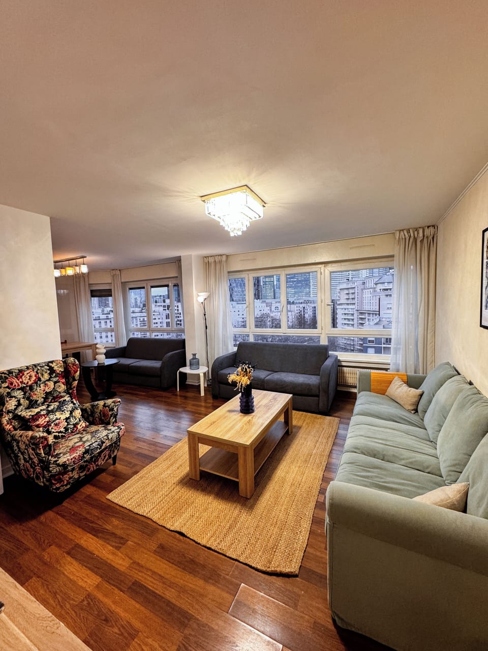 Deluxe Apartment, City View | Living area