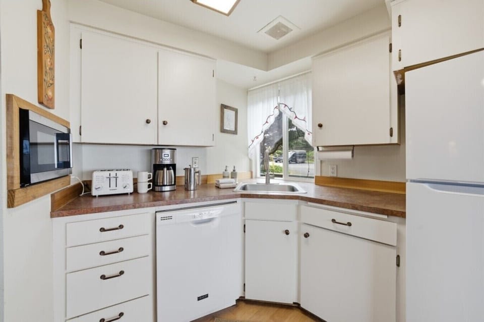 Kitchen | Double Sink | Corner Layout & Window Light