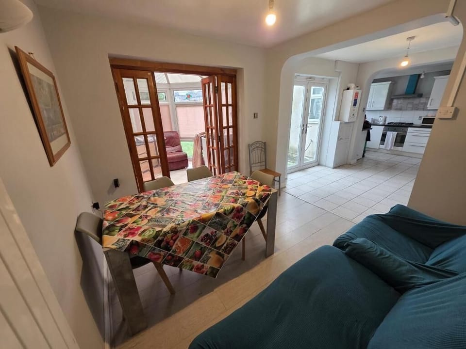 Comfort Triple Room, Garden View | Living area