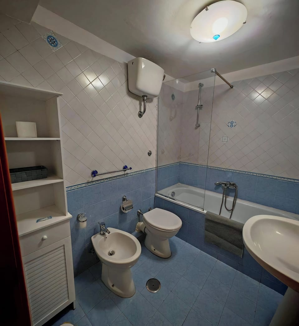 Standard Room, Balcony | Bathroom