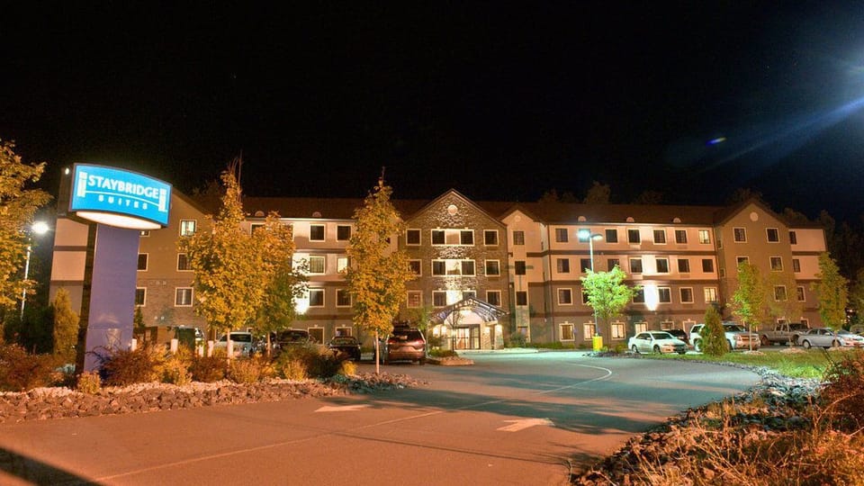 Arrive to a peaceful evening atmosphere, illuminated by soft lights and beckoning you to unwind.
