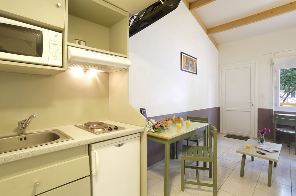 Start your morning with the filter coffee maker and toaster — the kitchenette has hotplates, microwave, fridge, and kettle