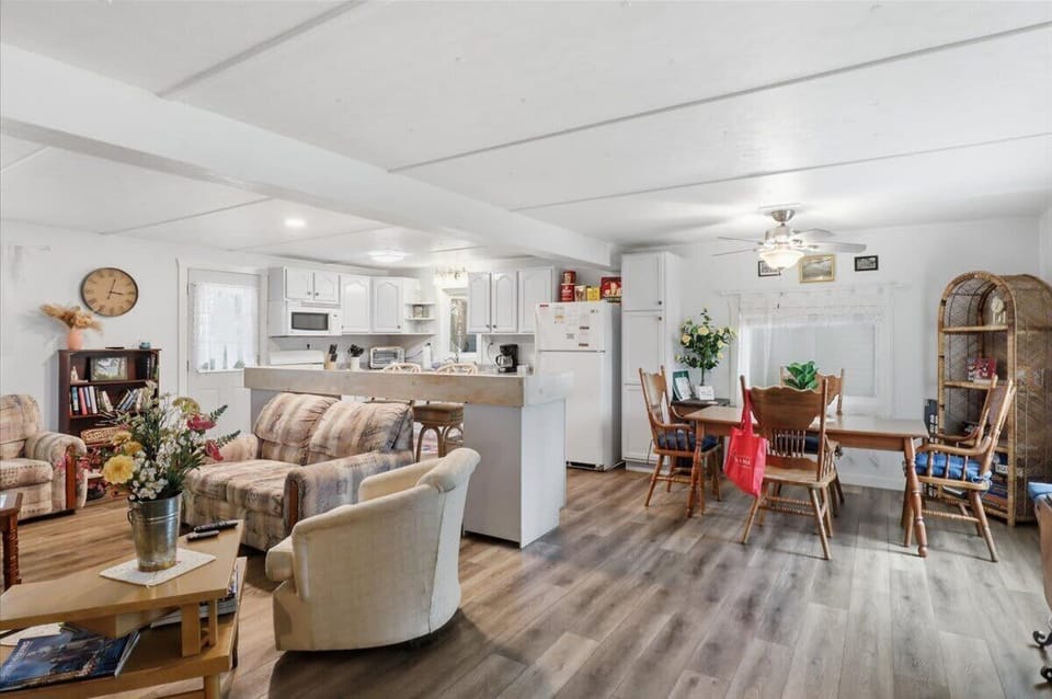 House, Multiple Beds, Patio (326 Ballenger Rd.) | Living area