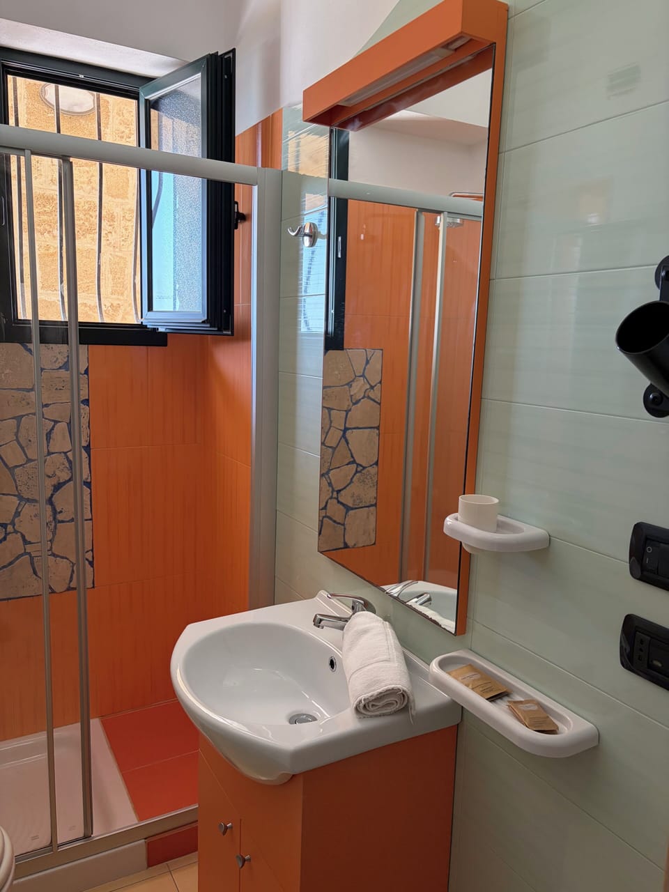 Classic Double Room | Bathroom | Shower, bathrobes, bidet, towels