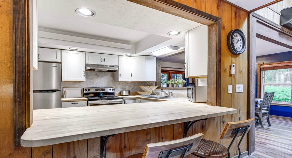 Bar and passthrough to kitchen