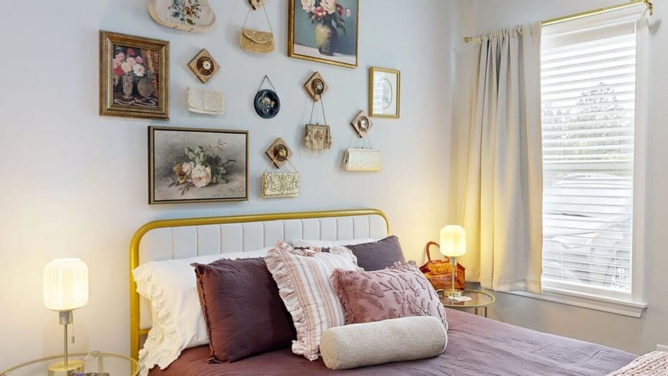 Third bedroom with queen bed & TV