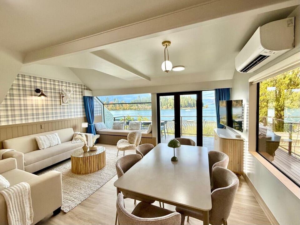 Living Room - Lakeview