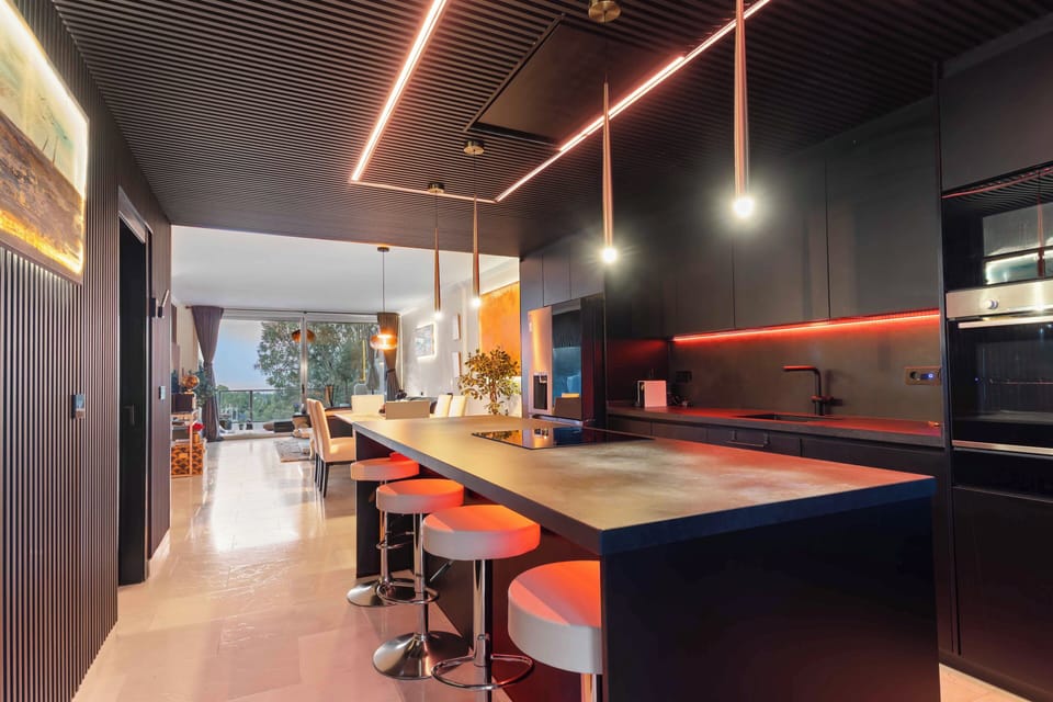 Luxury Apartment, Beach View | Private kitchen | Fridge, microwave, oven, stovetop