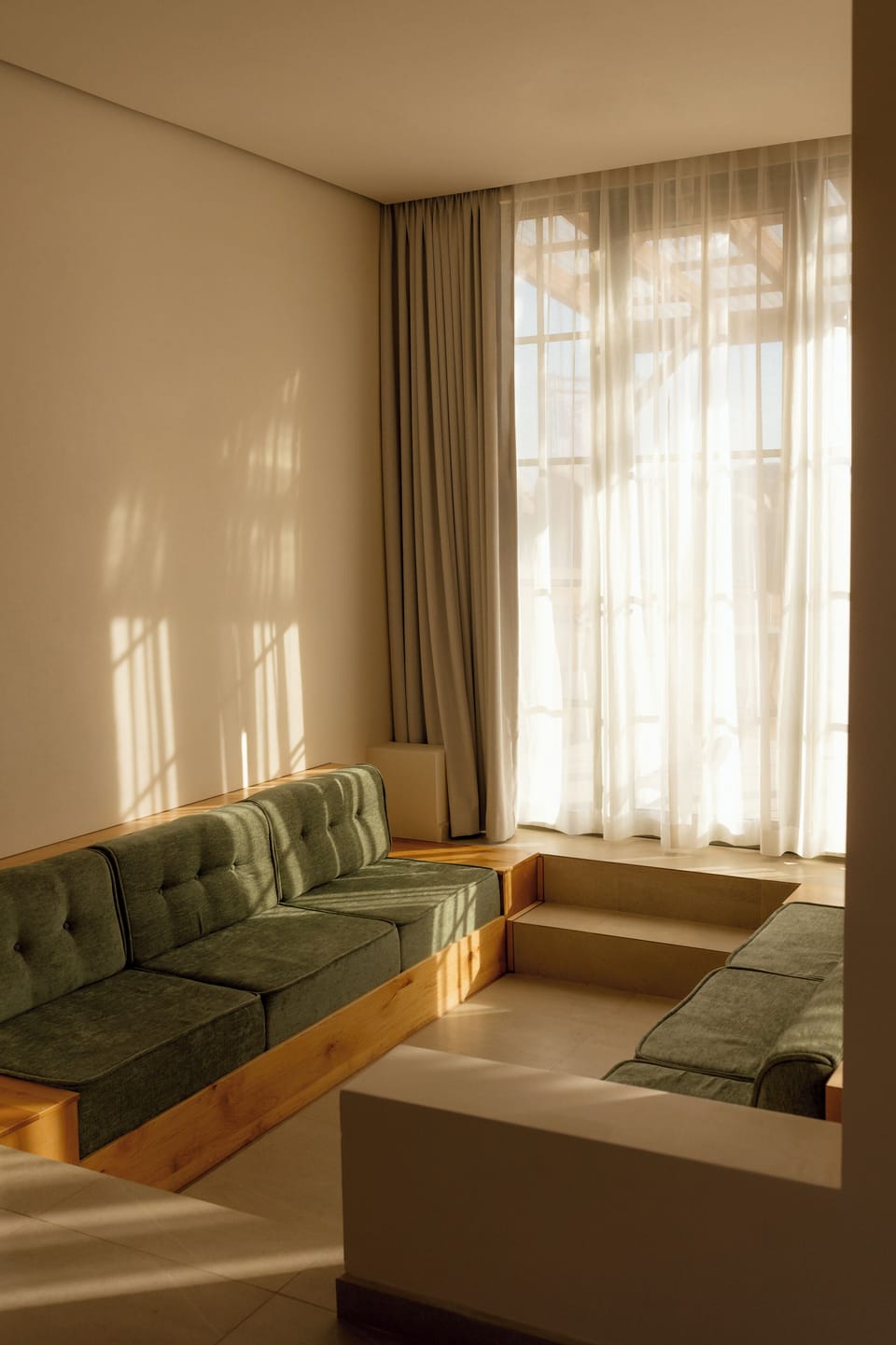 Deluxe Suite, Courtyard View | Living area | 40-inch Smart TV with digital channels