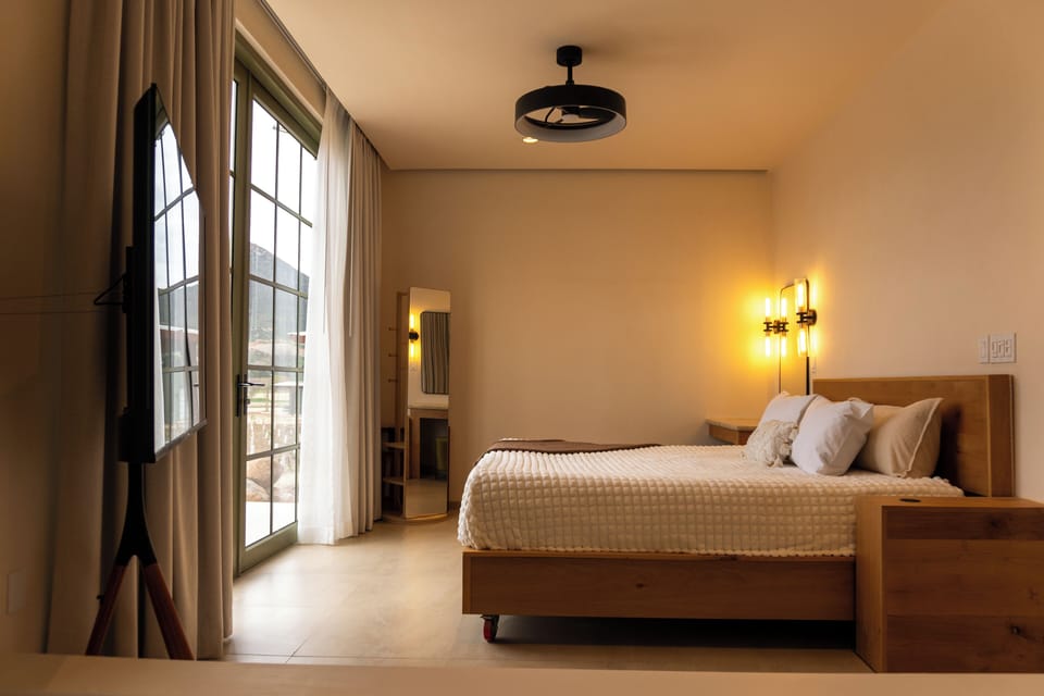 Deluxe Suite, Courtyard View | Premium bedding, iron/ironing board, free WiFi, bed sheets