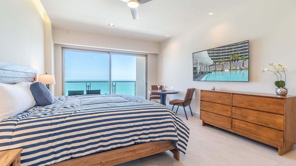 70¨ Smart TV and separate balcony access