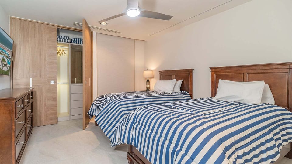 The third bedroom offers two Twin beds and a 50¨ Smart TV
