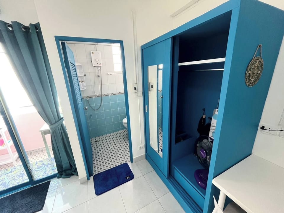401 Budget Room Utilities Wifi Balcony in Ratchada Apartment in Bangkok