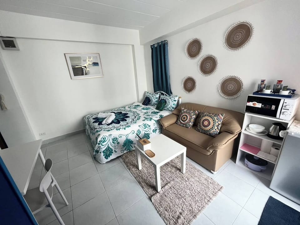 Apartment, 1 Bedroom, Balcony | Living area