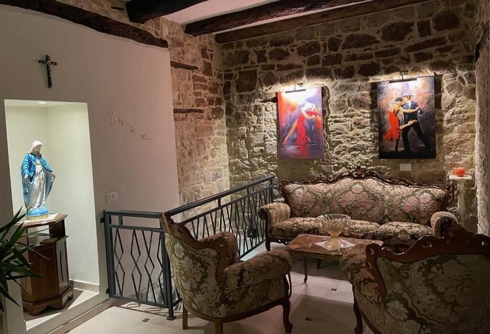 Room, 1 Bedroom | Living room