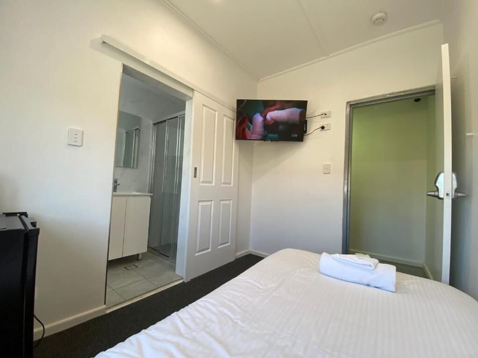 Deluxe Single Room, 1 Single Bed | Desk, laptop workspace, iron/ironing board (on request), WiFi (free)