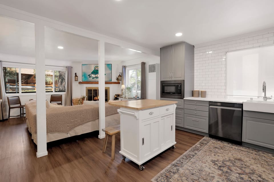 Everyone can socialize while meals are prepared in the fully equipped kitchen
