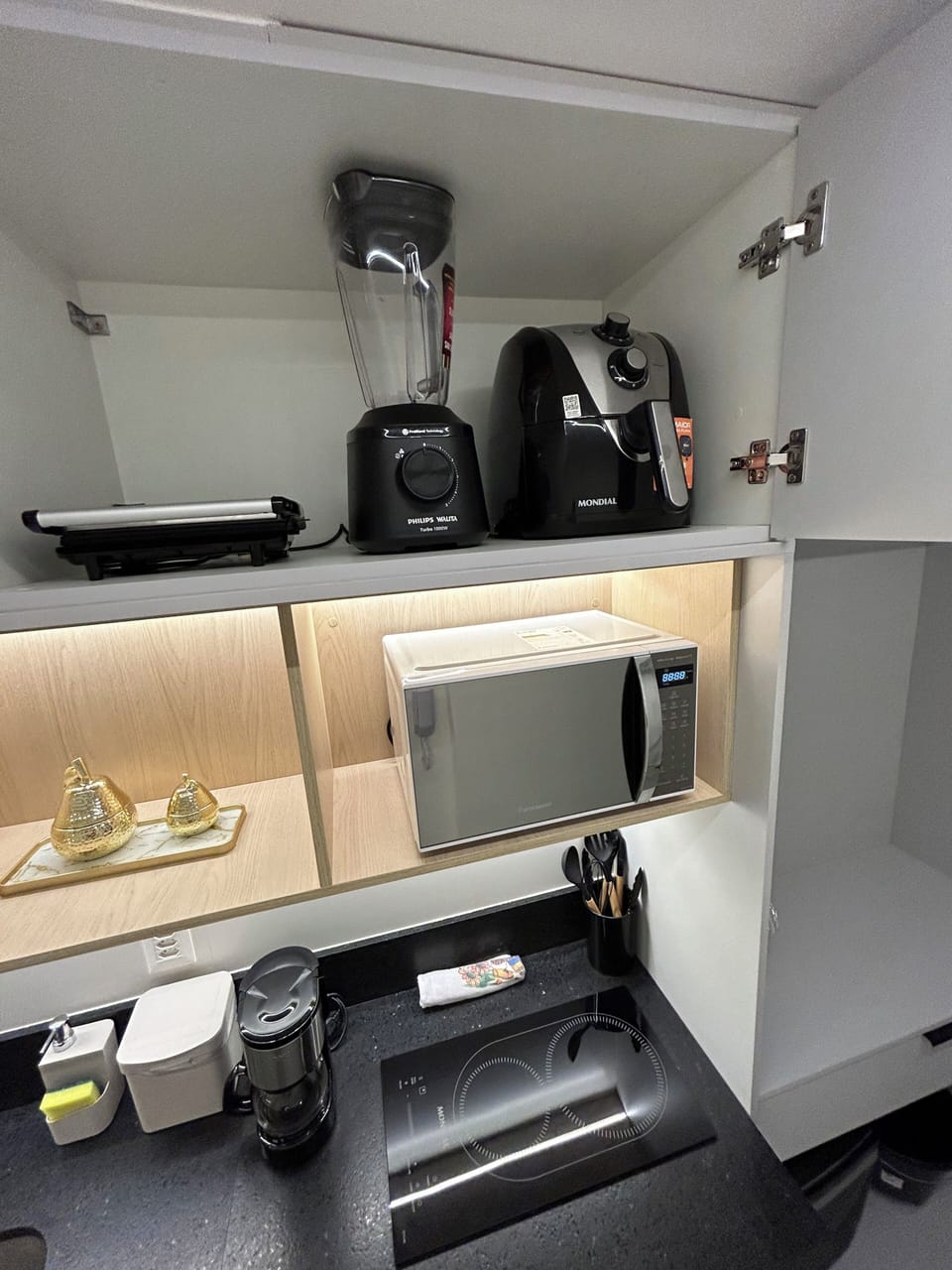 Apartment | Private kitchen | Mini-fridge, microwave, toaster, cookware/dishes/utensils