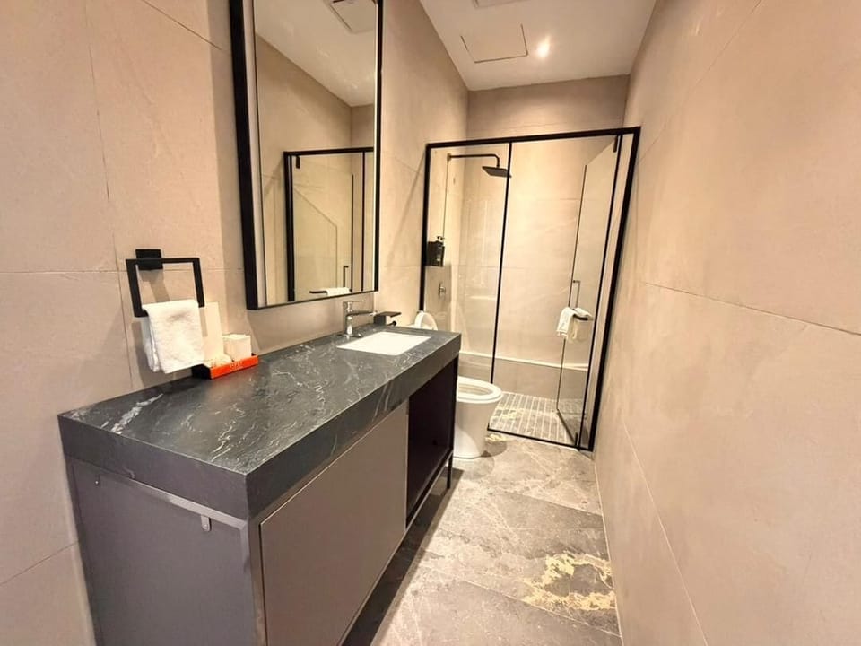 Executive Suite | Bathroom | Shower, free toiletries, hair dryer, towels