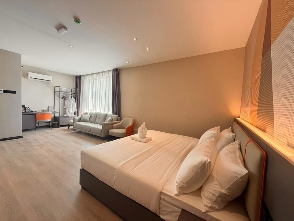 Executive Suite | Desk, laptop workspace, free WiFi