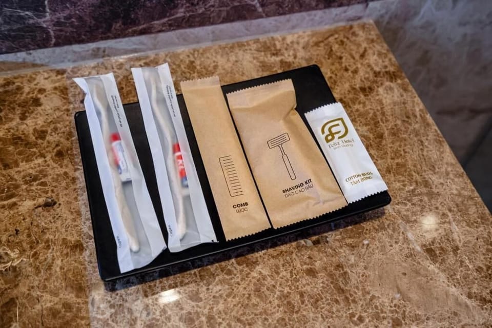 Deluxe Twin Room, City View | Bathroom amenities | Shower, free toiletries, hair dryer, towels