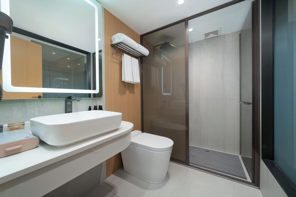 Basic Double Room, City View | Bathroom | Shower, rainfall showerhead, free toiletries, hair dryer