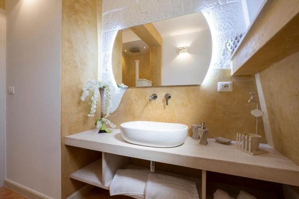 Triple Room, Courtyard View | Bathroom | Shower, free toiletries, hair dryer, bathrobes