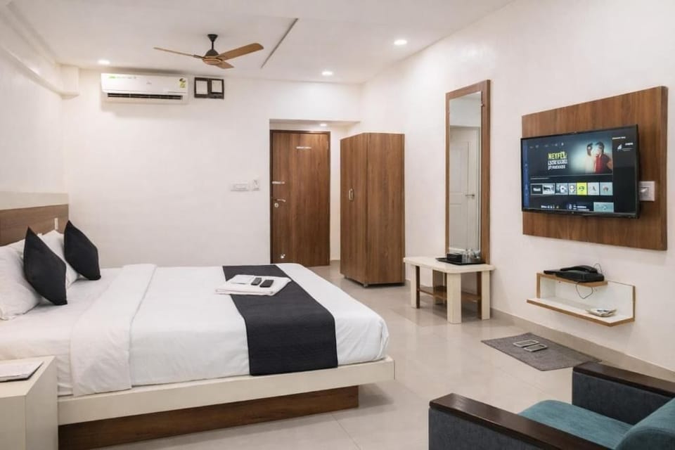 Deluxe Double Room | In-room safe, desk, laptop workspace, soundproofing