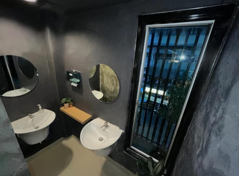 1 Bed in a 6-Bed Superior Shared Mixed Dorm | Bathroom