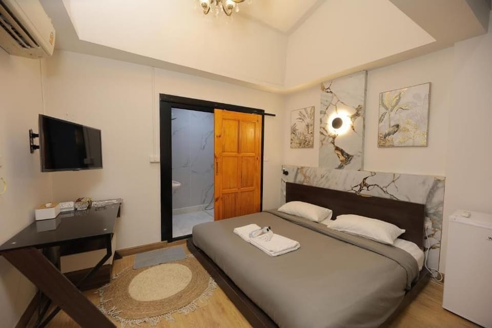 Skylight Room Wake Up to the Sky | Free WiFi, bed sheets